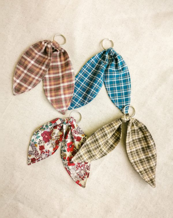 Porte clé tissu nœud papillon, porte clé tissu, porte clé oreille de lapin, porte clé faite mains, porte clé, cadeau fait main, saruimagine