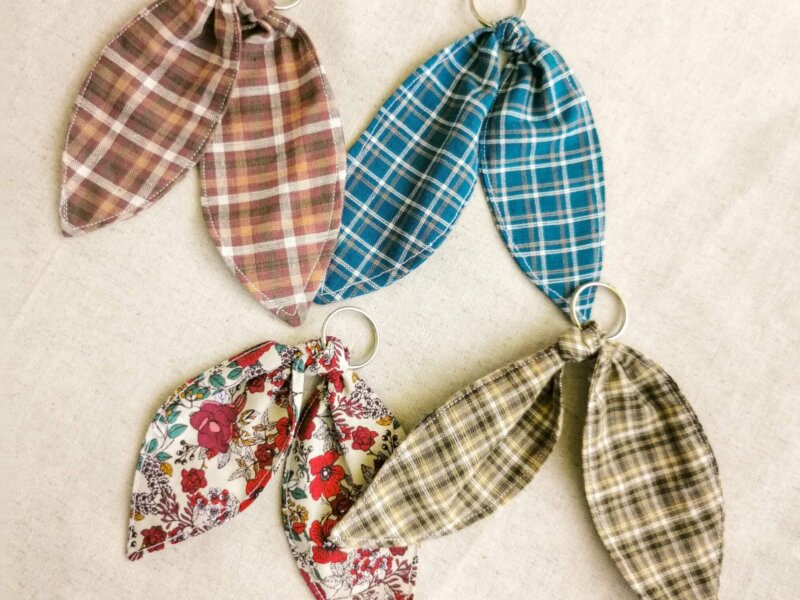 Porte clé tissu nœud papillon, porte clé tissu, porte clé oreille de lapin, porte clé faite mains, porte clé, cadeau fait main, saruimagine