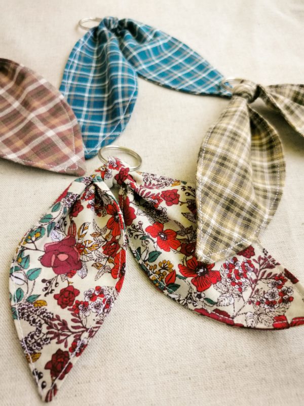 Porte clé tissu nœud papillon, porte clé tissu, porte clé oreille de lapin, porte clé faite mains, porte clé, cadeau fait main, saruimagine, accueil