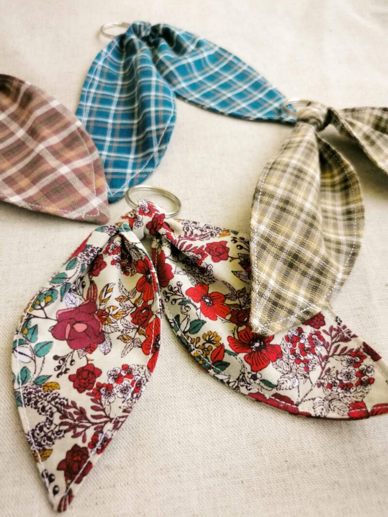 Porte clé tissu nœud papillon, porte clé tissu, porte clé oreille de lapin, porte clé faite mains, porte clé, cadeau fait main, saruimagine, accueil