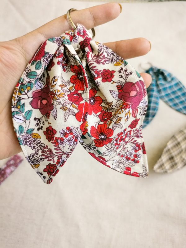 Porte clé tissu nœud papillon, porte clé tissu, porte clé oreille de lapin, porte clé faite mains, porte clé, cadeau fait main, saruimagine