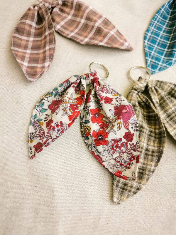 Porte clé tissu nœud papillon, porte clé tissu, porte clé oreille de lapin, porte clé faite mains, porte clé, cadeau fait main, saruimagine