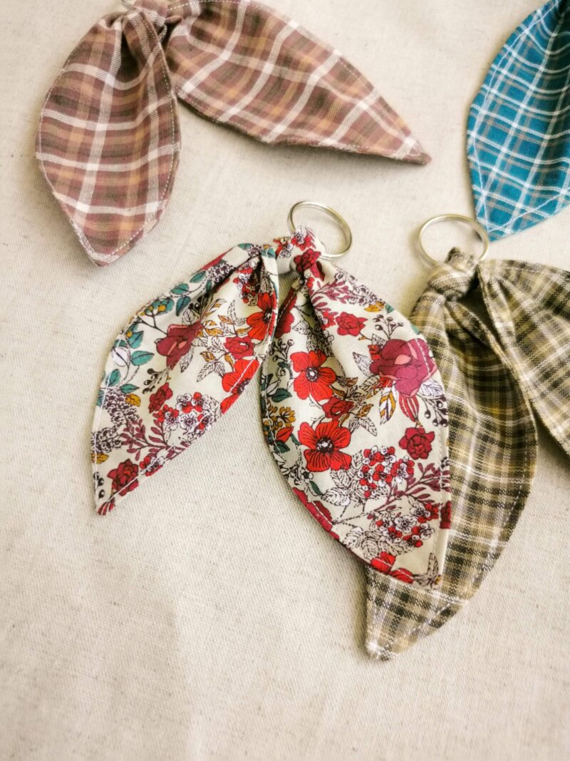 Porte clé tissu nœud papillon, porte clé tissu, porte clé oreille de lapin, porte clé faite mains, porte clé, cadeau fait main, saruimagine