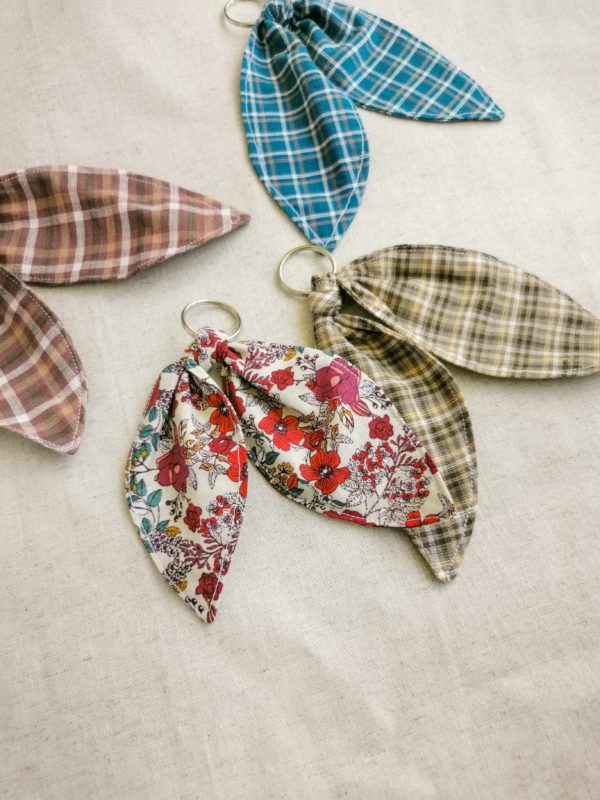 Porte clé tissu nœud papillon, porte clé tissu, porte clé oreille de lapin, porte clé faite mains, porte clé, cadeau fait main, saruimagine