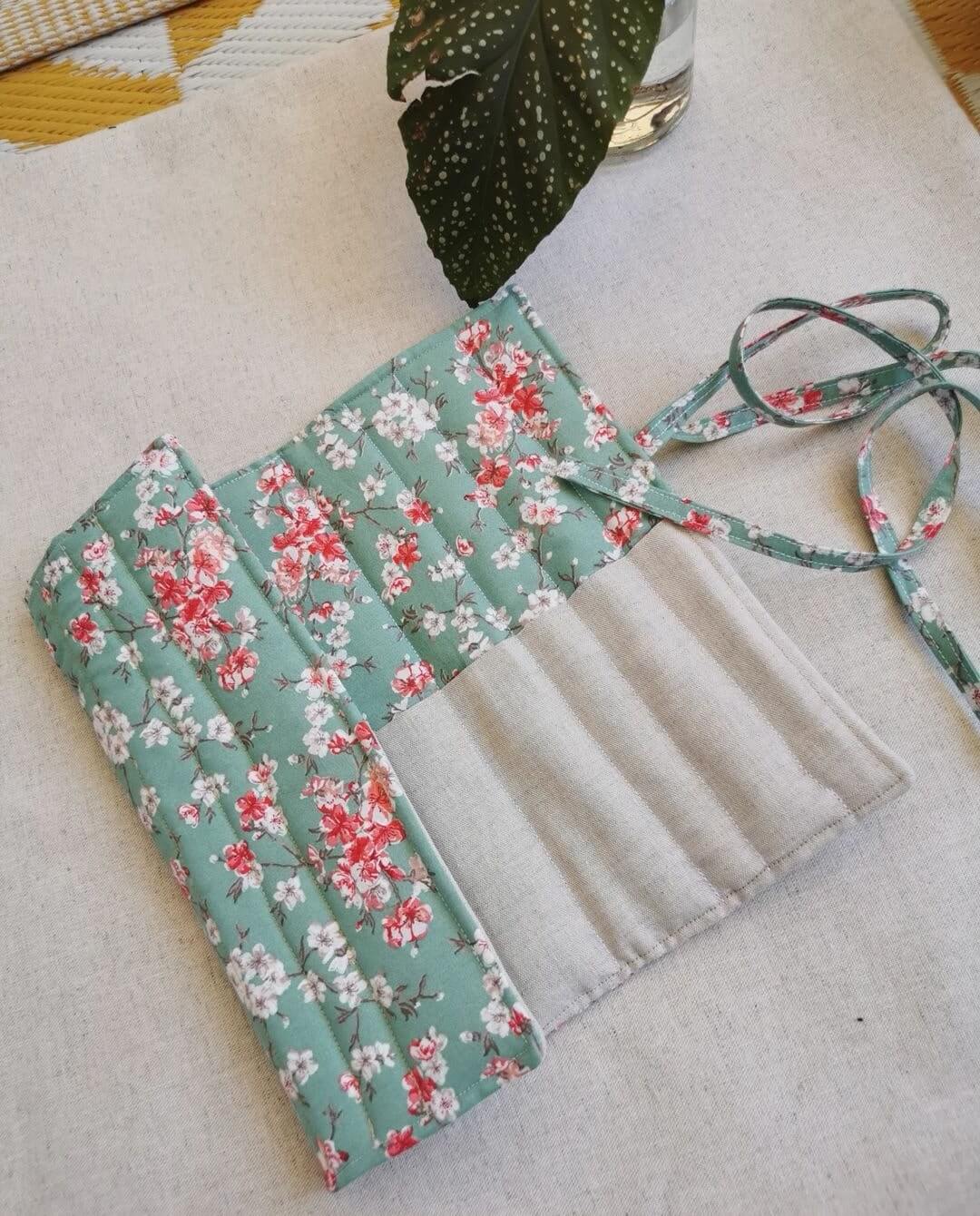 Rouleau pinceaux maquillage, rouleaux pinceaux lavable, idée cadeau, cadeau fait mains, cadeaux artisanaux, saruimagine