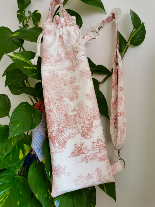 Sac à baguette, sac à pian, sac baguette, porte baguette, sac à dos pour les baguettes, sac bandoulière pour les baguettes, sac à pain toile de jouy, sac à bahuette otoile de jouy, sac baguette en coton doublé, saruimagine, accessoire cuisine, cadeaux cuisine, cadeaux