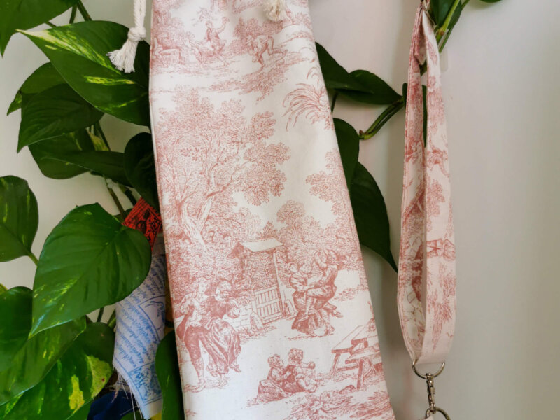 Sac à baguette, sac à pian, sac baguette, porte baguette, sac à dos pour les baguettes, sac bandoulière pour les baguettes, sac à pain toile de jouy, sac à bahuette otoile de jouy, sac baguette en coton doublé, saruimagine, accessoire cuisine, cadeaux cuisine, cadeaux
