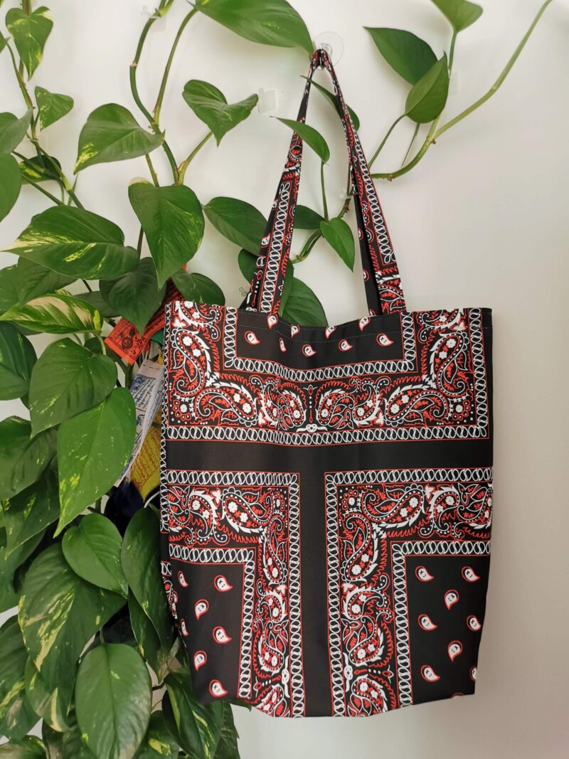 Sac cabas Bandana, sac cabas doublé, sac cabas coton, sac coton, zéro déchet, sac de courses, sac , sac bandana, bandana sac cabas, saruimagine, tote bag, bandana tote bag, sac fourre-tout, sac fourre-tout bandana noir, bandana rouge