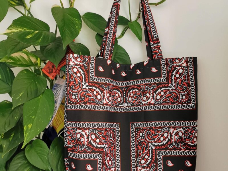 Sac cabas Bandana, sac cabas doublé, sac cabas coton, sac coton, zéro déchet, sac de courses, sac , sac bandana, bandana sac cabas, saruimagine, tote bag, bandana tote bag, sac fourre-tout, sac fourre-tout bandana noir, bandana rouge
