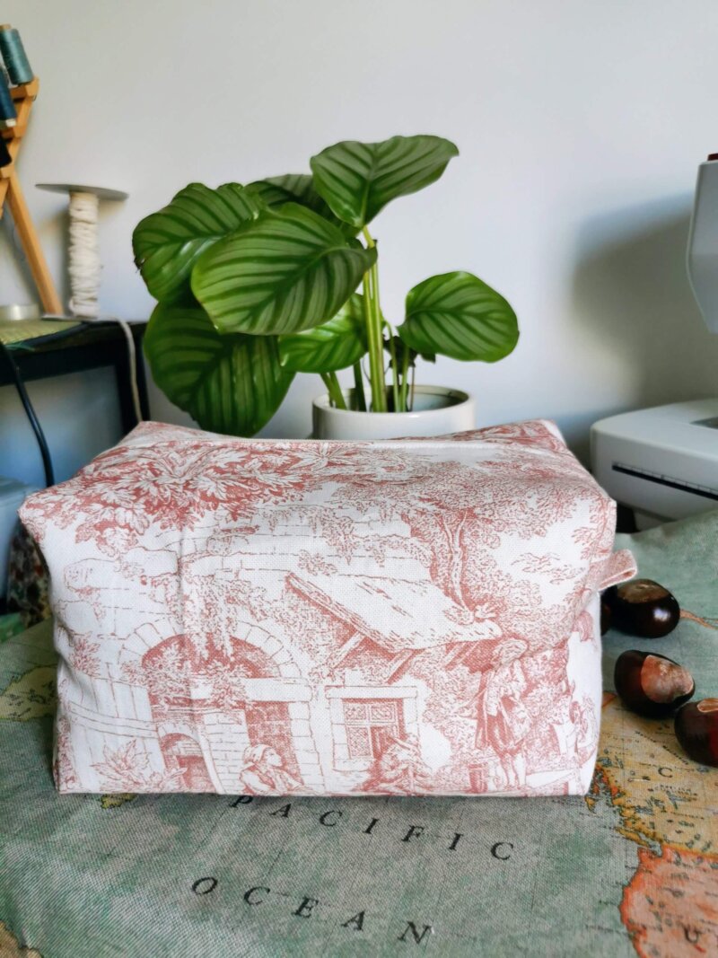 Maxi trousse de toilette , pochette maquillage, trousse de toilette, trousse maquillage, box pouch, trousse maxi, trousse de toilette toile de jouy, création française, artisanal, cadeau fait mains, pochette faite mains , pochette en coton ,grande trousse, grande trousse de toilette, saruimagine