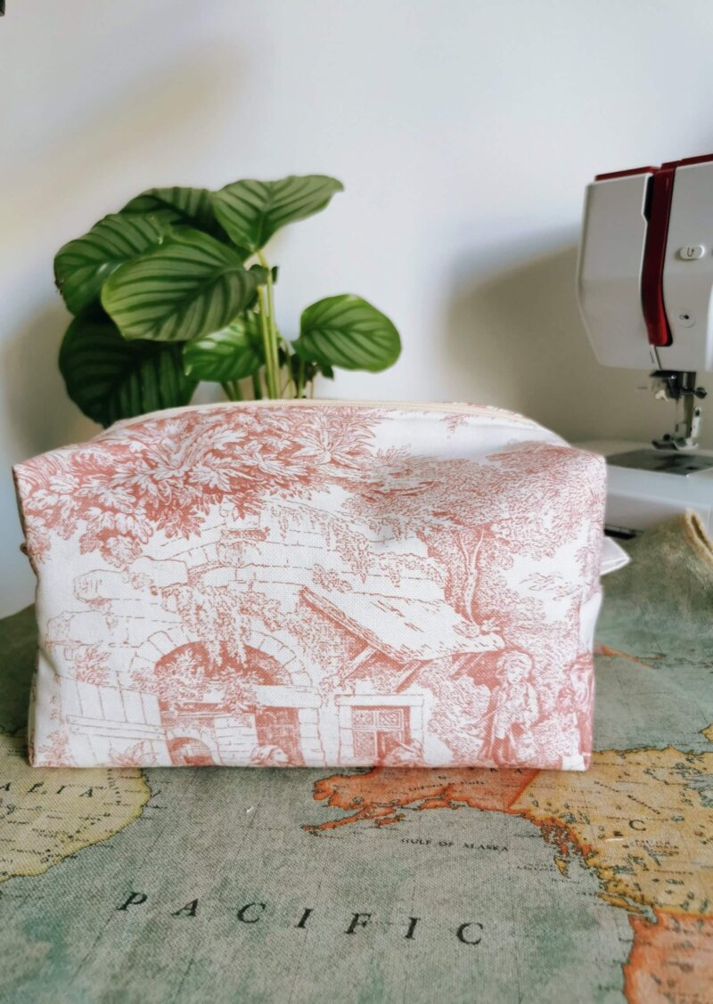Maxi trousse de toilette , pochette maquillage, trousse de toilette, trousse maquillage, box pouch, trousse maxi, trousse de toilette toile de jouy, création française, artisanal, cadeau fait mains, pochette faite mains , pochette en coton ,grande trousse, grande trousse de toilette, saruimagine