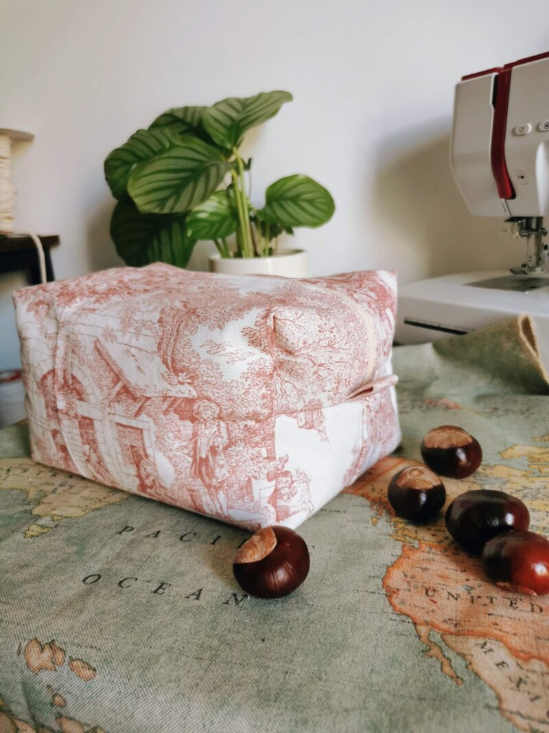 Maxi trousse de toilette , pochette maquillage, trousse de toilette, trousse maquillage, box pouch, trousse maxi, trousse de toilette toile de jouy, création française, artisanal, cadeau fait mains, pochette faite mains , pochette en coton ,grande trousse, grande trousse de toilette, saruimagine