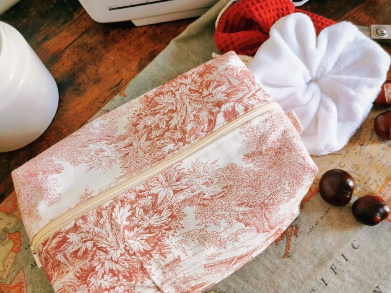 Maxi trousse de toilette , pochette maquillage, trousse de toilette, trousse maquillage, box pouch, trousse maxi, trousse de toilette toile de jouy, création française, artisanal, cadeau fait mains, pochette faite mains , pochette en coton ,grande trousse, grande trousse de toilette, saruimagine