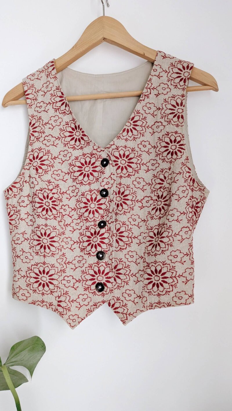 Gilet sans manches lin brodé, veste sans manches unique, vêtement unique, créations unique, vêtements faits mains, gilet fait main , gilet en lin , saruimagine