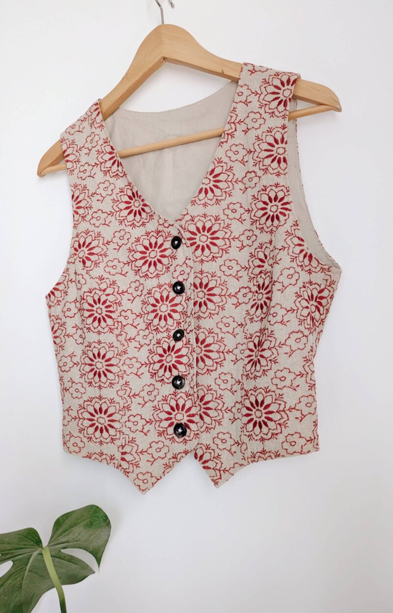 Gilet sans manches lin brodé, veste sans manches unique, vêtement unique, créations unique, vêtements faits mains, gilet fait main , gilet en lin , saruimagine