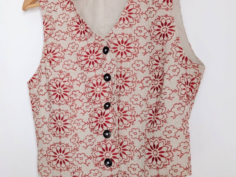 Gilet sans manches lin brodé, veste sans manches unique, vêtement unique, créations unique, vêtements faits mains, gilet fait main , gilet en lin , saruimagine