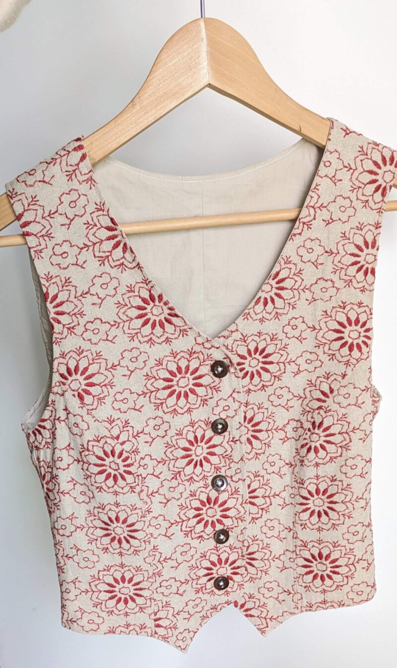 Gilet sans manches lin brodé, veste sans manches unique, vêtement unique, créations unique, vêtements faits mains, gilet fait main , gilet en lin , saruimagine