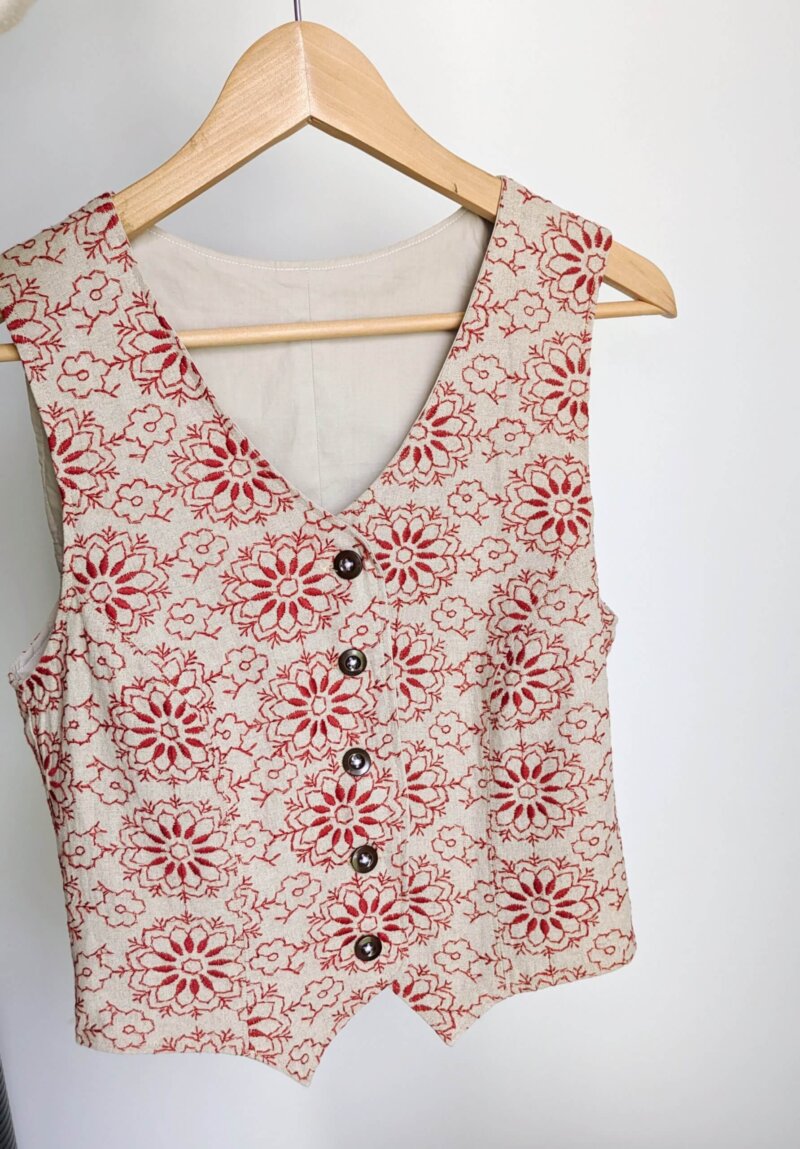 Gilet sans manches lin brodé, veste sans manches unique, vêtement unique, créations unique, vêtements faits mains, gilet fait main , gilet en lin , saruimagine