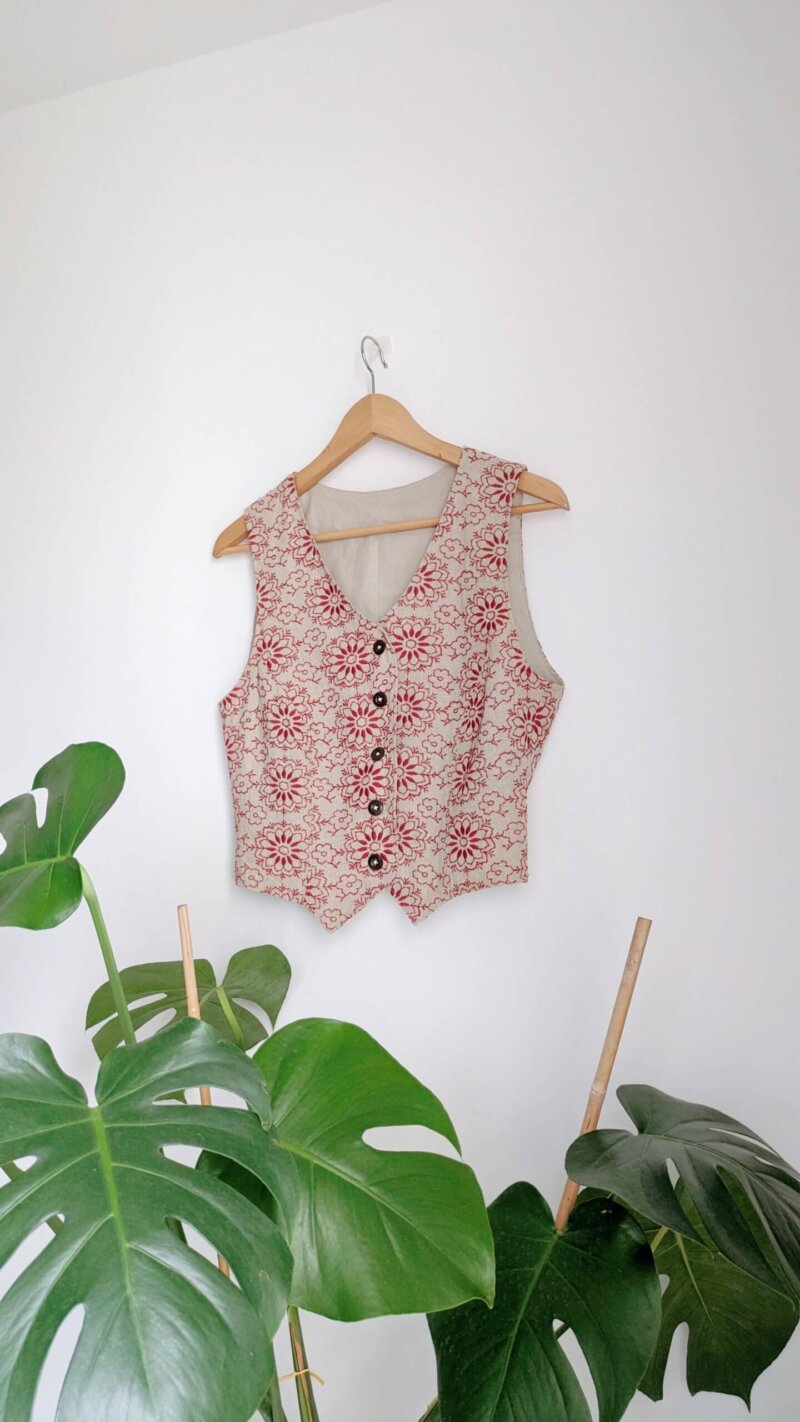 Gilet sans manches lin brodé, veste sans manches unique, vêtement unique, créations unique, vêtements faits mains, gilet fait main , gilet en lin , saruimagine