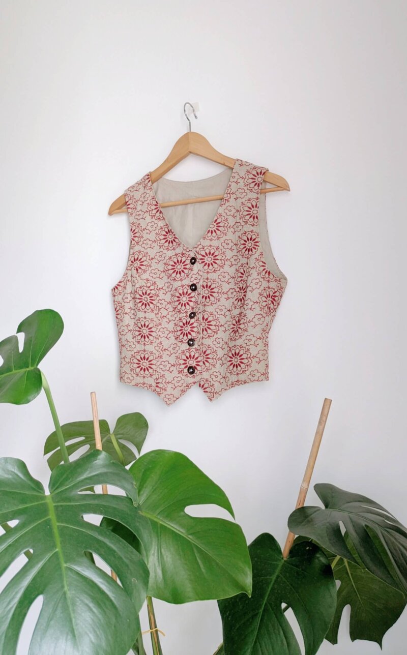Gilet sans manches lin brodé, veste sans manches unique, vêtement unique, créations unique, vêtements faits mains, gilet fait main , gilet en lin , saruimagine