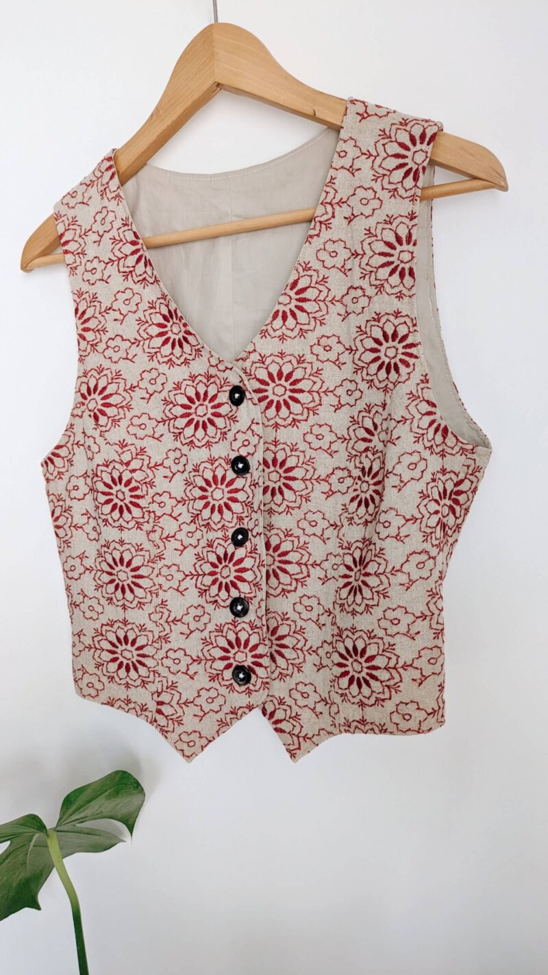 Gilet sans manches lin brodé, veste sans manches unique, vêtement unique, créations unique, vêtements faits mains, gilet fait main , gilet en lin , saruimagine