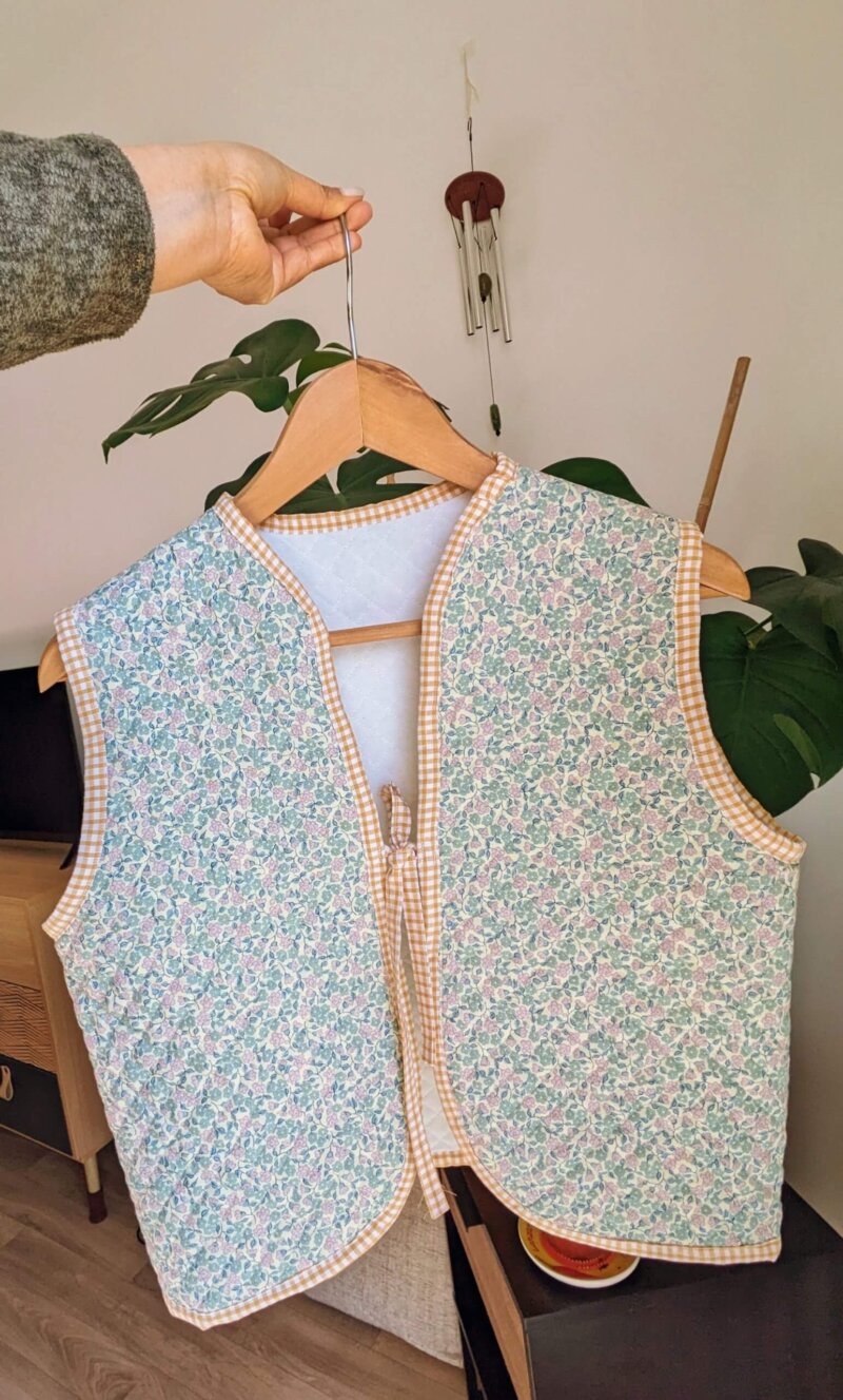 Gilet/Veste sans manches, veste matelassée, gilet matelassé, gilet, veste, saruimagine, vêtement fait main, cadeau fait main, création artisanale, vêtement artisanal