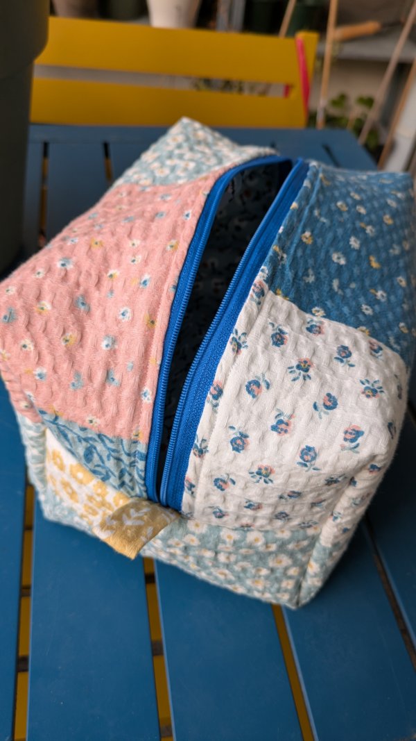 Maxi trousse de toilette en coton nid d'abeille motif patchwork matelassé, pochette maquillage, pochette voyage, trousse de voyage, trousse rangement, trousse en coton, saruimagine