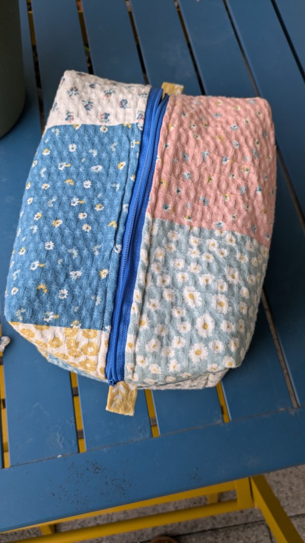 Maxi trousse de toilette en coton nid d'abeille motif patchwork matelassé, pochette maquillage, pochette voyage, trousse de voyage, trousse rangement, trousse en coton, saruimagine