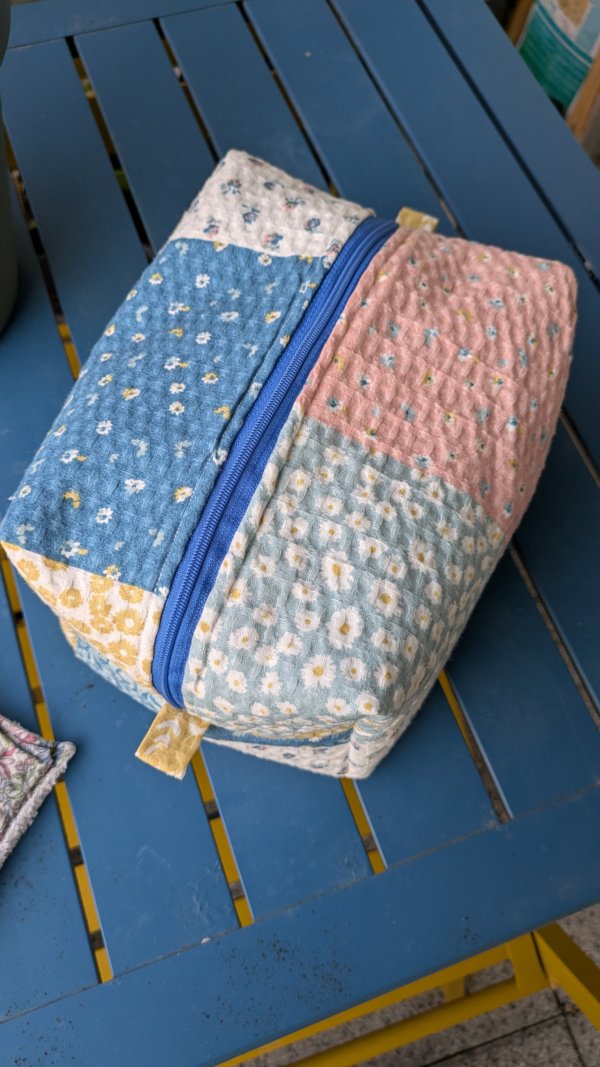 Maxi trousse de toilette en coton nid d'abeille motif patchwork matelassé, pochette maquillage, pochette voyage, trousse de voyage, trousse rangement, trousse en coton, saruimagine