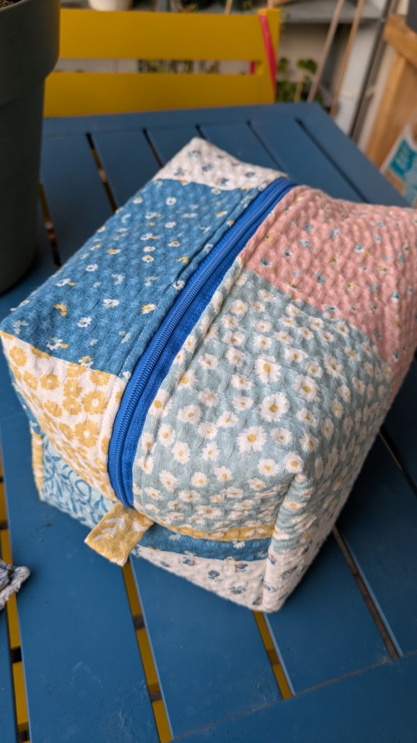 Maxi trousse de toilette en coton nid d'abeille motif patchwork matelassé, pochette maquillage, pochette voyage, trousse de voyage, trousse rangement, trousse en coton, saruimagine