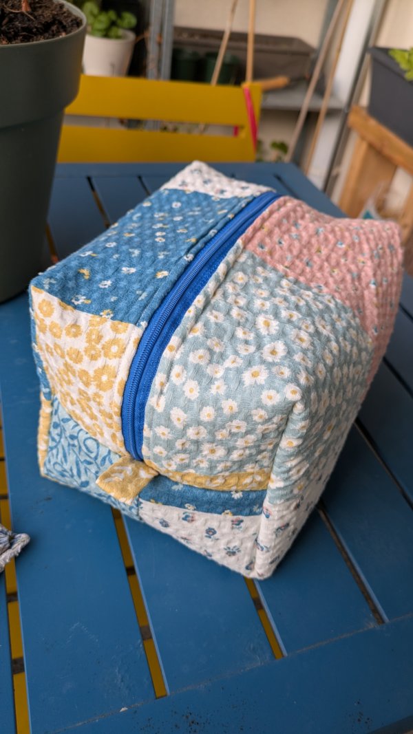 Maxi trousse de toilette en coton nid d'abeille motif patchwork matelassé, pochette maquillage, pochette voyage, trousse de voyage, trousse rangement, trousse en coton, saruimagine