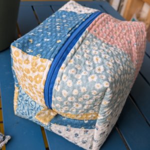 Maxi trousse de toilette en coton nid d'abeille motif patchwork matelassé, pochette maquillage, pochette voyage, trousse de voyage, trousse rangement, trousse en coton, saruimagine