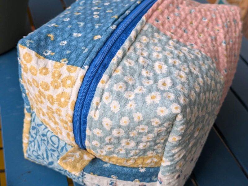 Maxi trousse de toilette en coton nid d'abeille motif patchwork matelassé, pochette maquillage, pochette voyage, trousse de voyage, trousse rangement, trousse en coton, saruimagine