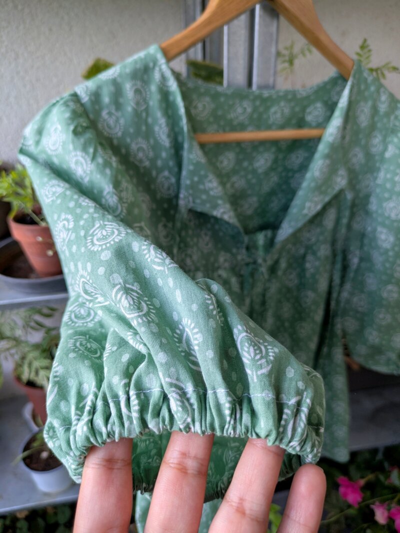 blouse coton légère été, blouse fleurie vert clair, haut ample imprimé fleurs, blouse à manches bouffantes été, blouse faite main en coton, saruimagine, vêtement fait main, haut fait main, couture fait main