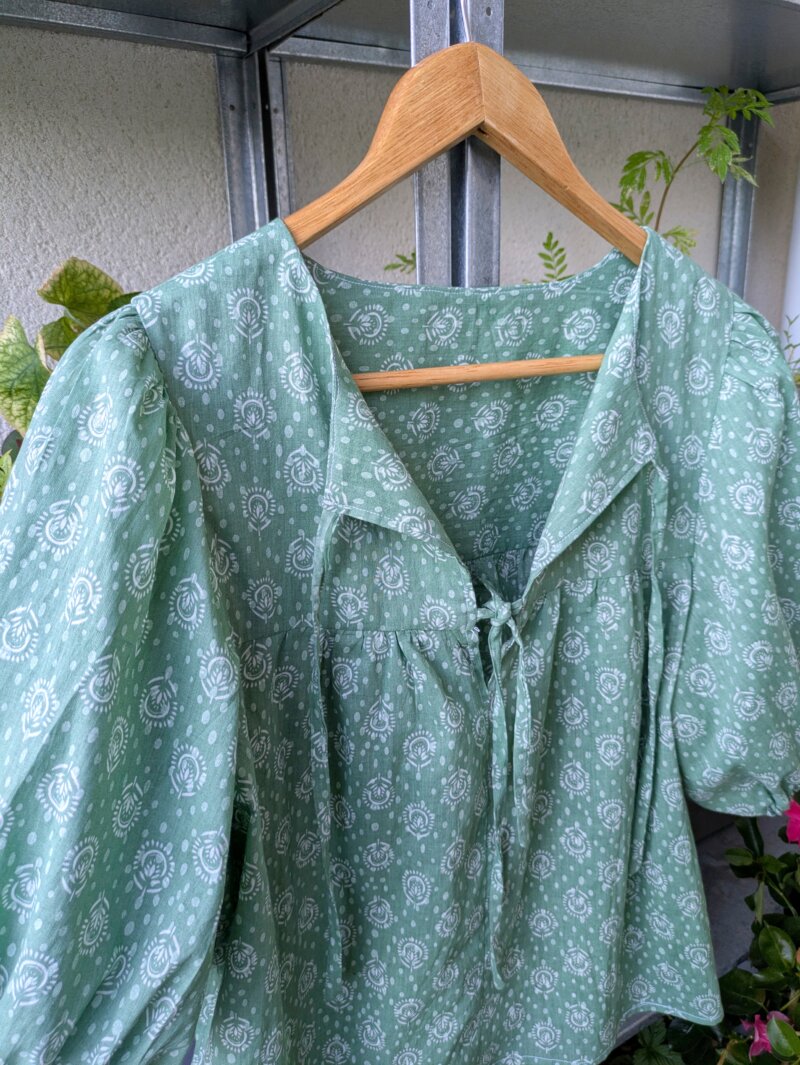 blouse coton légère été, blouse fleurie vert clair, haut ample imprimé fleurs, blouse à manches bouffantes été, blouse faite main en coton, saruimagine, vêtement fait main, haut fait main, couture fait main