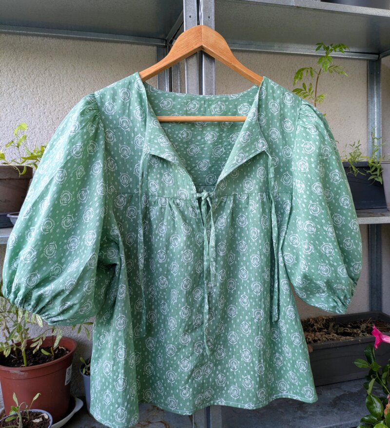 blouse coton légère été, blouse fleurie vert clair, haut ample imprimé fleurs, blouse à manches bouffantes été, blouse faite main en coton, saruimagine, vêtement fait main, haut fait main, couture fait main