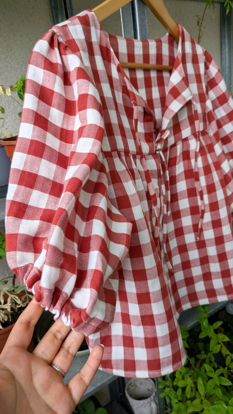 blouse ample en coton, haut vichy femme, blouse terracotta à nœuds, blouse fait main à carreaux, blouse manches bouffantes coton, saruimagine, blouse vichy, créations fait main, vêtements fait main
