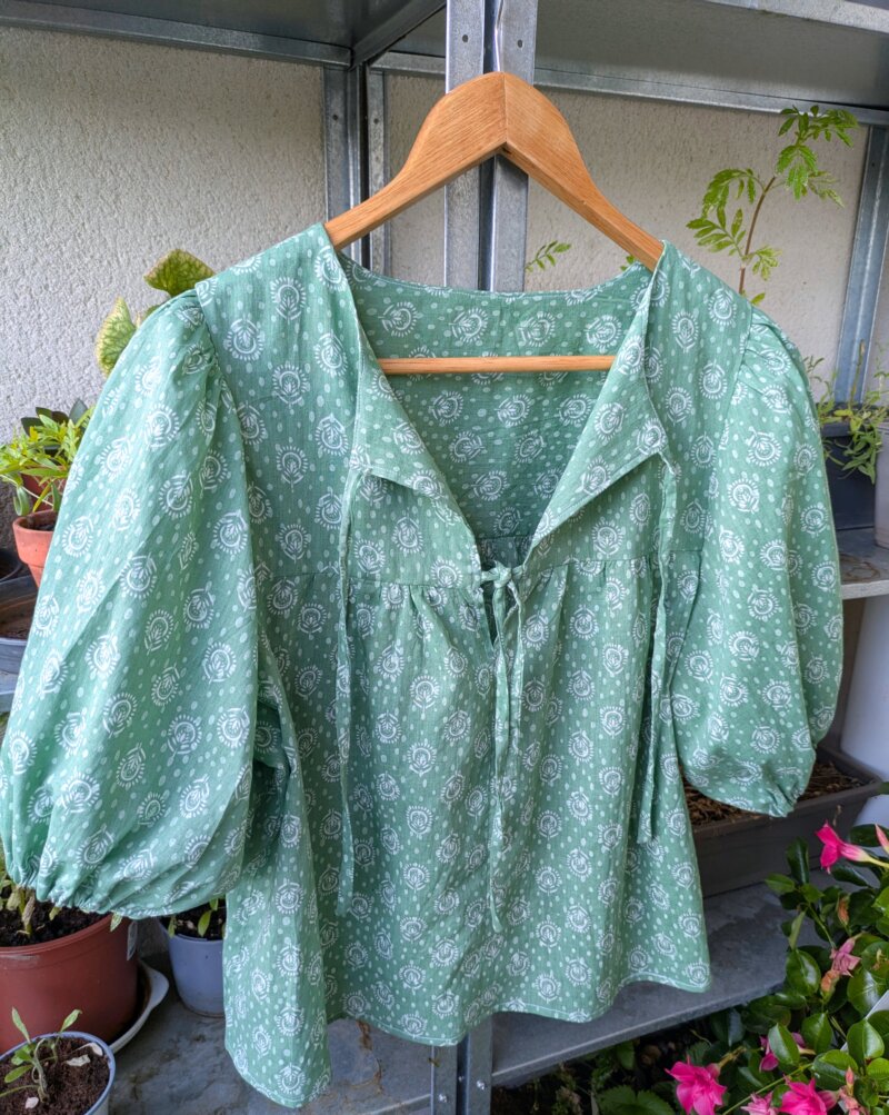 blouse coton légère été, blouse fleurie vert clair, haut ample imprimé fleurs, blouse à manches bouffantes été, blouse faite main en coton, saruimagine, vêtement fait main, haut fait main, couture fait main