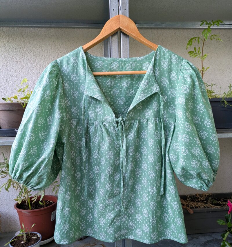 blouse coton légère été, blouse fleurie vert clair, haut ample imprimé fleurs, blouse à manches bouffantes été, blouse faite main en coton, saruimagine, vêtement fait main, haut fait main, couture fait main