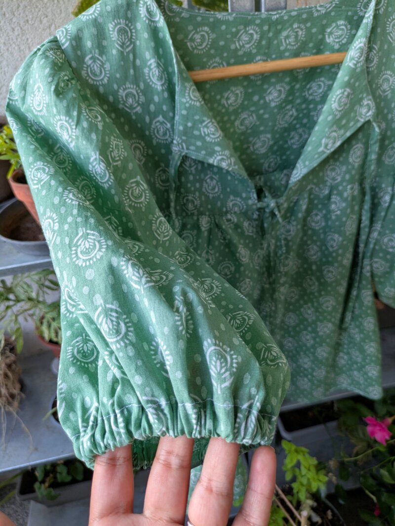 blouse coton légère été, blouse fleurie vert clair, haut ample imprimé fleurs, blouse à manches bouffantes été, blouse faite main en coton, saruimagine, vêtement fait main, haut fait main, couture fait main