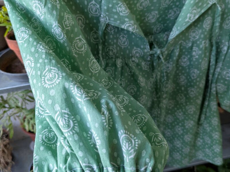 blouse coton légère été, blouse fleurie vert clair, haut ample imprimé fleurs, blouse à manches bouffantes été, blouse faite main en coton, saruimagine, vêtement fait main, haut fait main, couture fait main