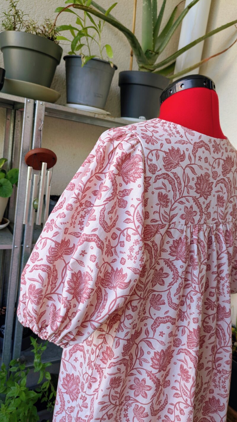robe courte en coton, motif vieux rose indien, robe ample fait main, robe taille 34/36, manches bouffantes, robe avec nœuds poitrine, robe encolure blanche, robe florale fond écru, robe artisanale unique, robe été femme coton, Saruimagine , Robe courte en coton – Motif vieux rose indien