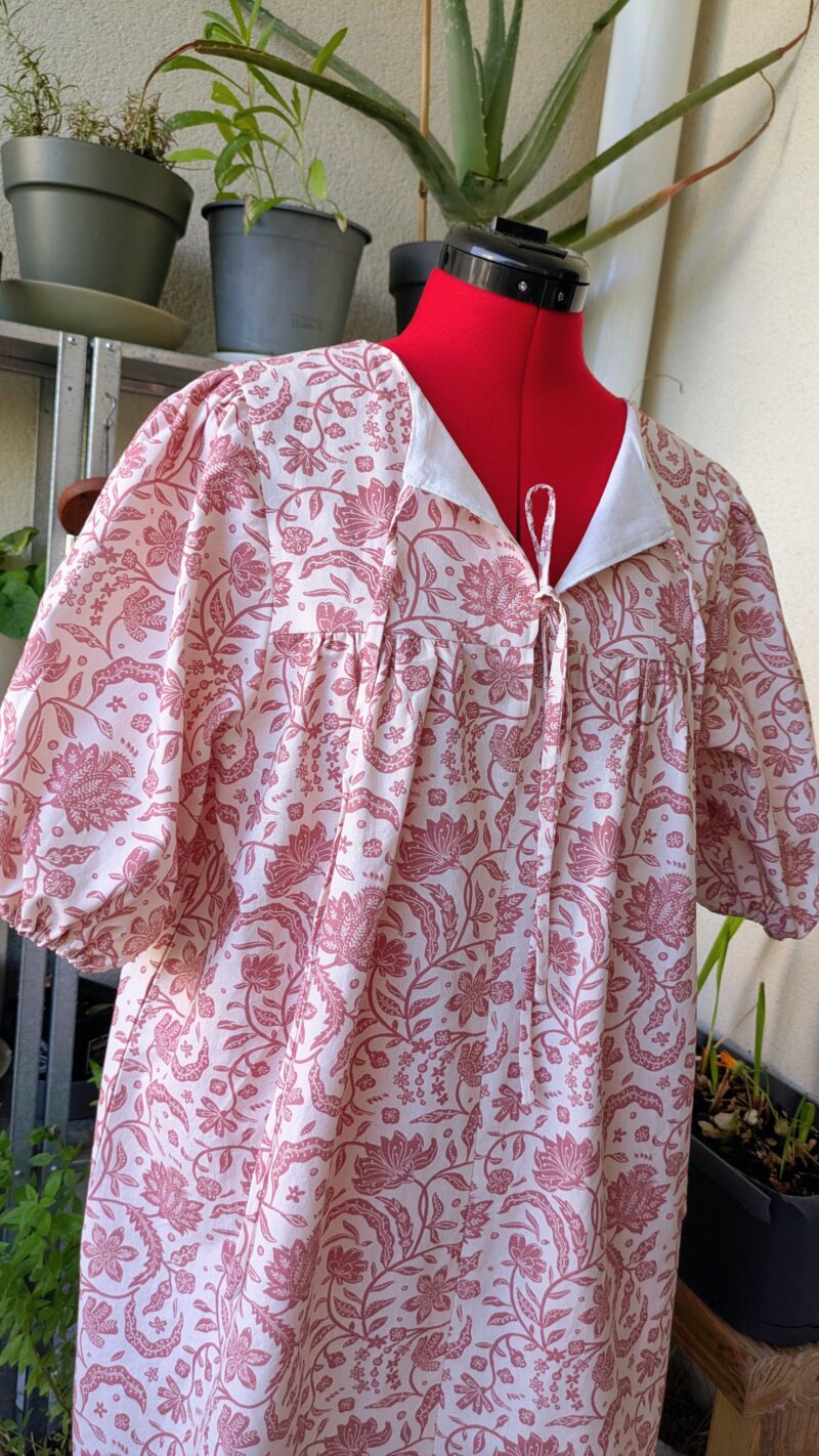 robe courte en coton, motif vieux rose indien, robe ample fait main, robe taille 34/36, manches bouffantes, robe avec nœuds poitrine, robe encolure blanche, robe florale fond écru, robe artisanale unique, robe été femme coton, Saruimagine , Robe courte en coton – Motif vieux rose indien