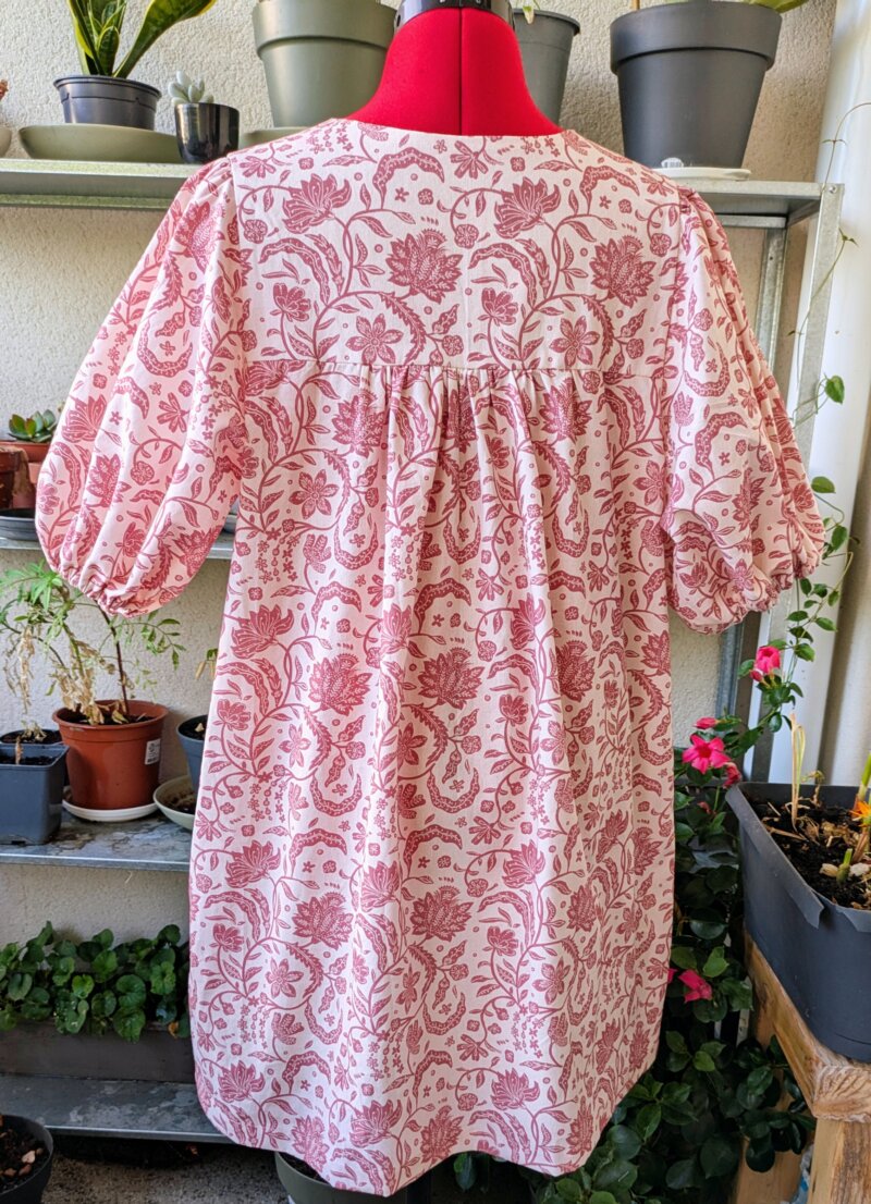 robe courte en coton, motif vieux rose indien, robe ample fait main, robe taille 34/36, manches bouffantes, robe avec nœuds poitrine, robe encolure blanche, robe florale fond écru, robe artisanale unique, robe été femme coton, Saruimagine , Robe courte en coton – Motif vieux rose indien