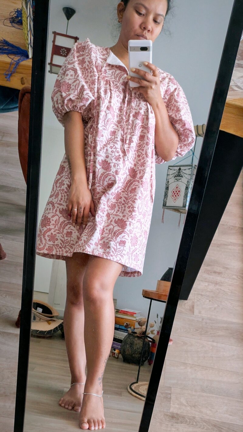 robe courte en coton, motif vieux rose indien, robe ample fait main, robe taille 34/36, manches bouffantes, robe avec nœuds poitrine, robe encolure blanche, robe florale fond écru, robe artisanale unique, robe été femme coton, Saruimagine , Robe courte en coton – Motif vieux rose indien
