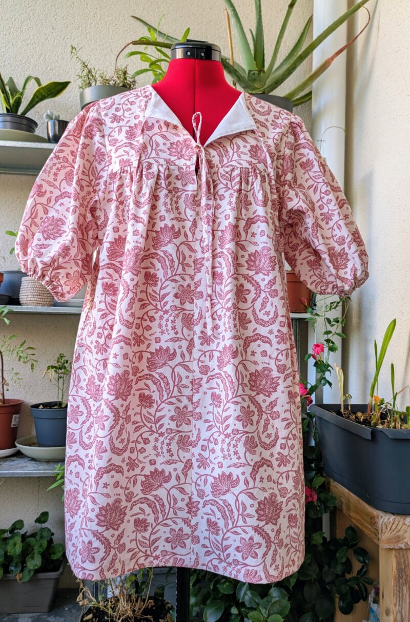 robe courte en coton, motif vieux rose indien, robe ample fait main, robe taille 34/36, manches bouffantes, robe avec nœuds poitrine, robe encolure blanche, robe florale fond écru, robe artisanale unique, robe été femme coton, Saruimagine , Robe courte en coton – Motif vieux rose indien