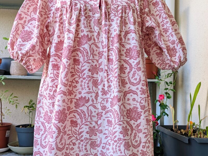 robe courte en coton, motif vieux rose indien, robe ample fait main, robe taille 34/36, manches bouffantes, robe avec nœuds poitrine, robe encolure blanche, robe florale fond écru, robe artisanale unique, robe été femme coton, Saruimagine , Robe courte en coton – Motif vieux rose indien