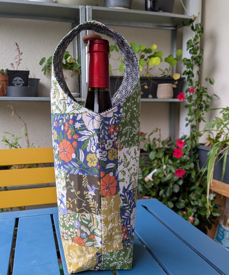 Coudre un sac à vin élégant avec poignée intégrée — Tutoriel complet, saruimagine, sac à vin en tissu fait main avec poignée intégrée posé sur une table, bouteille de vin dans un sac textile élégant avec fond carré, sac à bouteille cousu en lin naturel avec thermocollant pour maintien, détail de la poignée intégrée d’un sac à vin cousu main, sac à vin réutilisable en tissu épais style cadeau artisanal, couture sac à bouteille avec doublure propre et surpiqûre, sac à vin beige minimaliste esprit artisanal chic, présentation d’un sac à vin couture avec bouteille de vin cadeau, gros plan sur la couture et le fond carré 4x4 cm d’un sac à vin, sac à vin cousu main utilisé pour offrir une bouteille lors d’un dîner, emballage cadeau durable sac à vin tissu écologique, sac à vin solide en coton épais avec finition professionnelle, tutoriel couture sac à bouteille élégant avec poignée