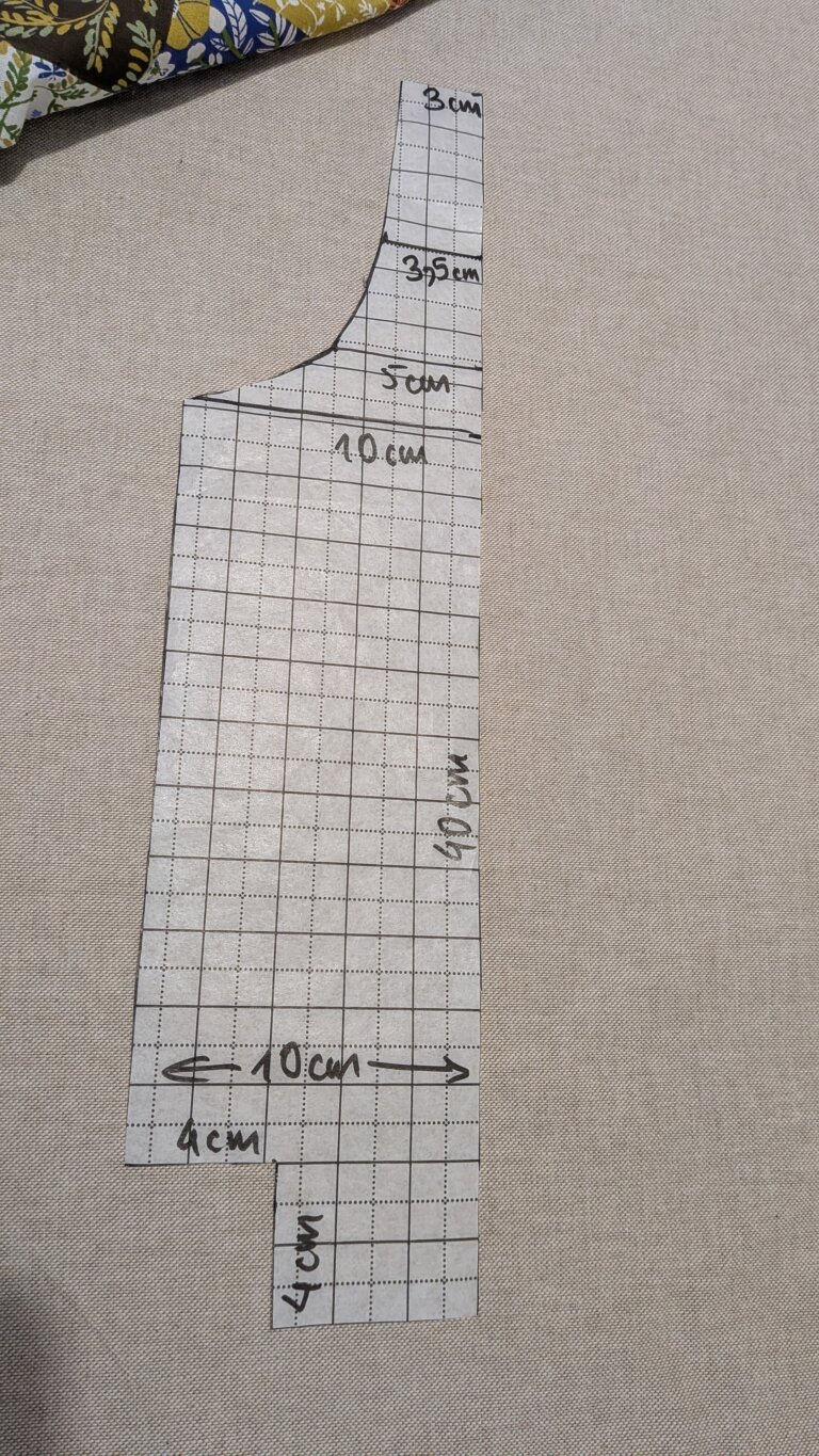 Coudre un sac à vin élégant avec poignée intégrée — Tutoriel complet, saruimagine, sac à vin en tissu fait main avec poignée intégrée posé sur une table, bouteille de vin dans un sac textile élégant avec fond carré, sac à bouteille cousu en lin naturel avec thermocollant pour maintien, détail de la poignée intégrée d’un sac à vin cousu main, sac à vin réutilisable en tissu épais style cadeau artisanal, couture sac à bouteille avec doublure propre et surpiqûre, sac à vin beige minimaliste esprit artisanal chic, présentation d’un sac à vin couture avec bouteille de vin cadeau, gros plan sur la couture et le fond carré 4x4 cm d’un sac à vin, sac à vin cousu main utilisé pour offrir une bouteille lors d’un dîner, emballage cadeau durable sac à vin tissu écologique, sac à vin solide en coton épais avec finition professionnelle, tutoriel couture sac à bouteille élégant avec poignée