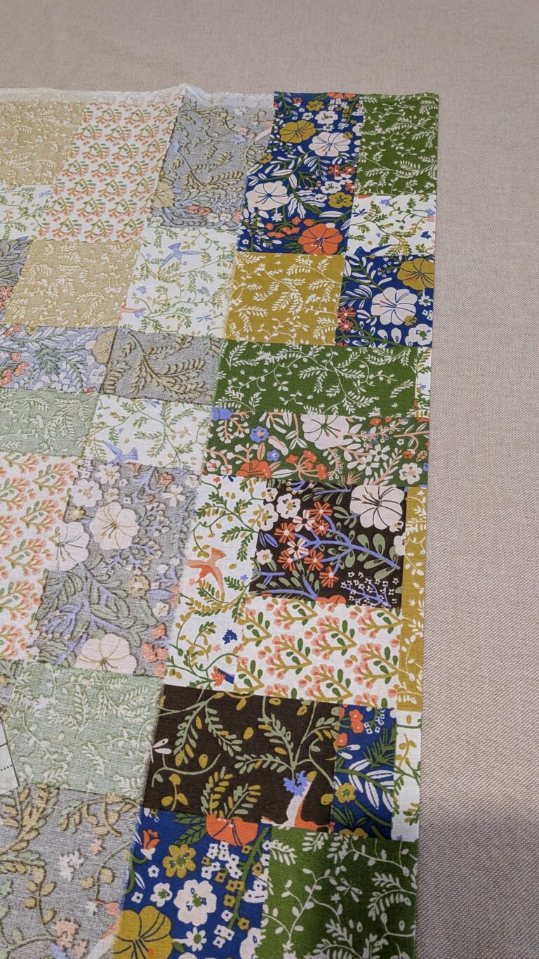 Coudre un sac à vin élégant avec poignée intégrée — Tutoriel complet, saruimagine, sac à vin en tissu fait main avec poignée intégrée posé sur une table, bouteille de vin dans un sac textile élégant avec fond carré, sac à bouteille cousu en lin naturel avec thermocollant pour maintien, détail de la poignée intégrée d’un sac à vin cousu main, sac à vin réutilisable en tissu épais style cadeau artisanal, couture sac à bouteille avec doublure propre et surpiqûre, sac à vin beige minimaliste esprit artisanal chic, présentation d’un sac à vin couture avec bouteille de vin cadeau, gros plan sur la couture et le fond carré 4x4 cm d’un sac à vin, sac à vin cousu main utilisé pour offrir une bouteille lors d’un dîner, emballage cadeau durable sac à vin tissu écologique, sac à vin solide en coton épais avec finition professionnelle, tutoriel couture sac à bouteille élégant avec poignée